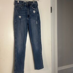Hollister Curvy Ultra High-Rise Mom Jean
